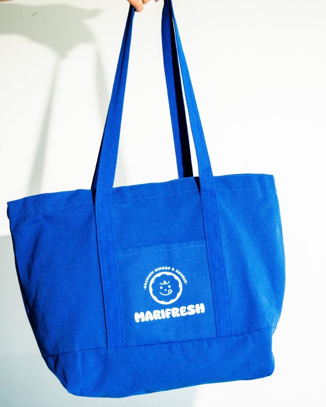 💙 Simple, sleek, and oh-so-fresh! 

Check out our exclusive Marifresh tote bag – the perfect way to rep your love for all things Kimbap and Korean Fried Chicken. Whether you’re grabbing takeout or hitting the grocery market, our super cute tote bag has got you covered! 🙌

Available now while supplies last! Order now at MARIFRESH.CA

#Marifresh #ToteGoals #KimbapLove #KoreanFriedChicken #BagGoals #SupportLocal #Totebag #vancouverbc